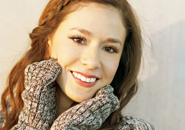 Casual head shot portrait of young woman — Stock Photo, Image