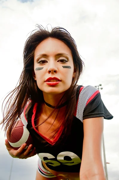 Mujer vistiendo camiseta de fútbol americano — Foto de Stock