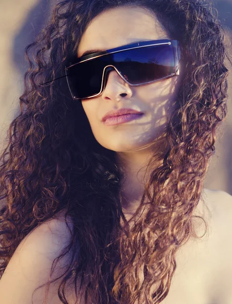 Jovem com cabelo encaracolado lindo — Fotografia de Stock