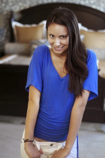 Portrait of attractive young woman — Stock Photo, Image