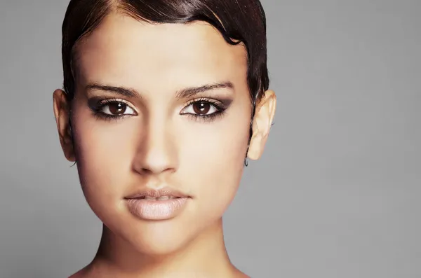 Bella faccia di giovane donna multietnica — Foto Stock