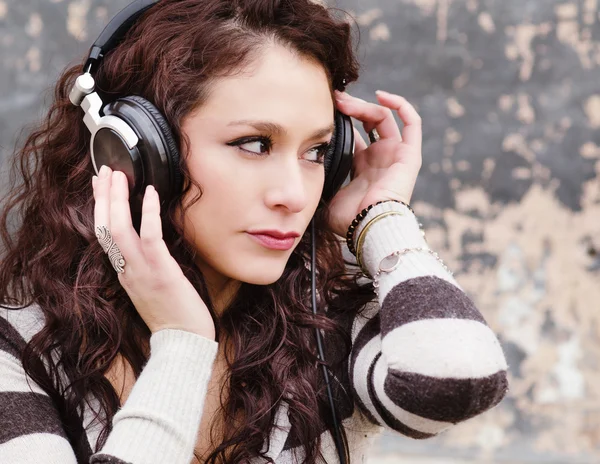 Mujer escuchando música auriculares —  Fotos de Stock