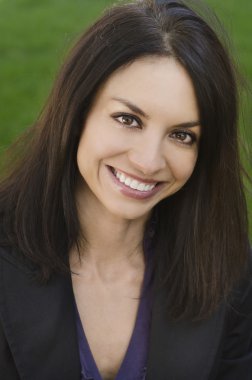 çekici gülümseyen güzel kadın