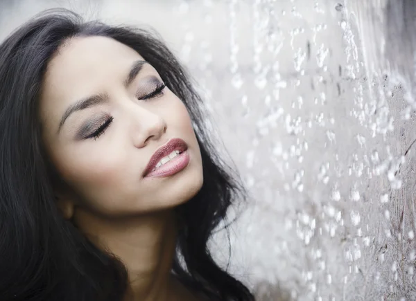 Hermosa mujer con agua salpicando cerca de la cara — Foto de Stock