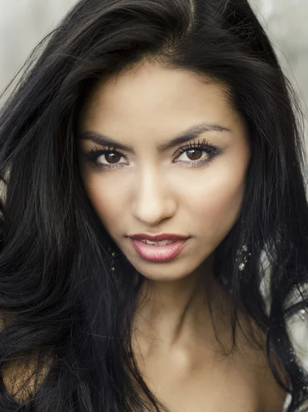 Vacker exotisk ung kvinna med vackra ansikte — Stockfoto