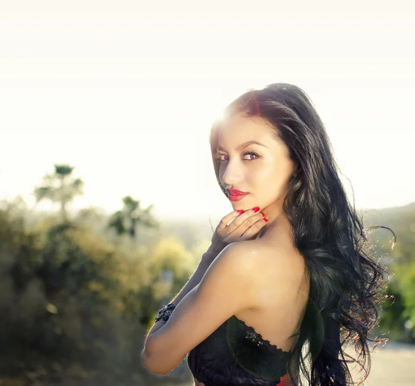 豪華な長い髪の美しいエキゾチックな女性 — ストック写真