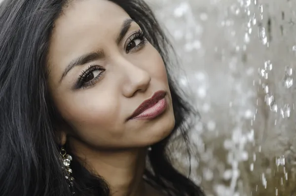 Bella giovane donna con sfondo acqua . — Foto Stock