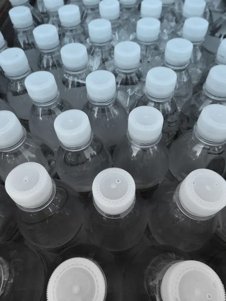 Пластиковые бутылки воды — стоковое фото