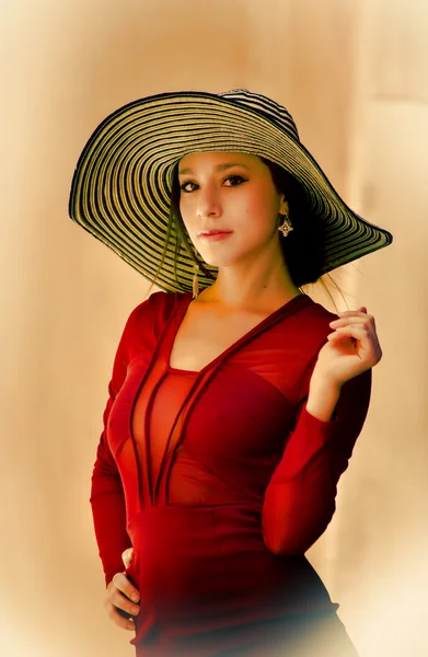 Κομψό νεαρή γυναίκα που φοράει καπέλο καλοκαίρι — Φωτογραφία Αρχείου
