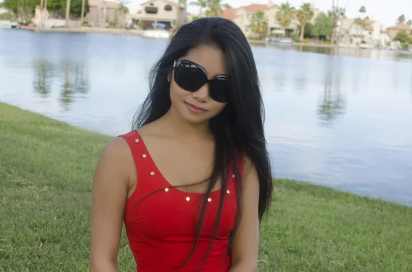 Güzel genç bir Asya Amerikalı kadın gülümsüyor — Stok fotoğraf