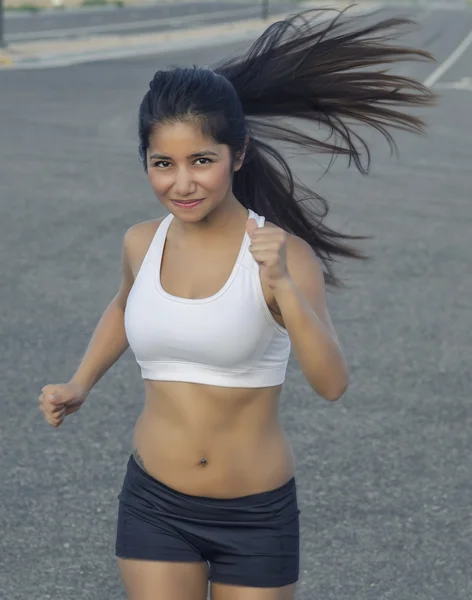 Junge Frau in Sport-BH und kurzer Hose rennt nach draußen — Stockfoto
