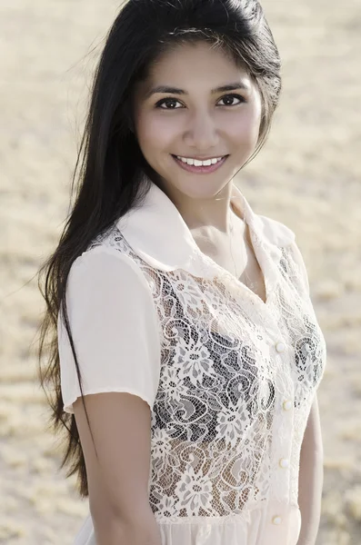 Piękna młoda Azjatka — Zdjęcie stockowe