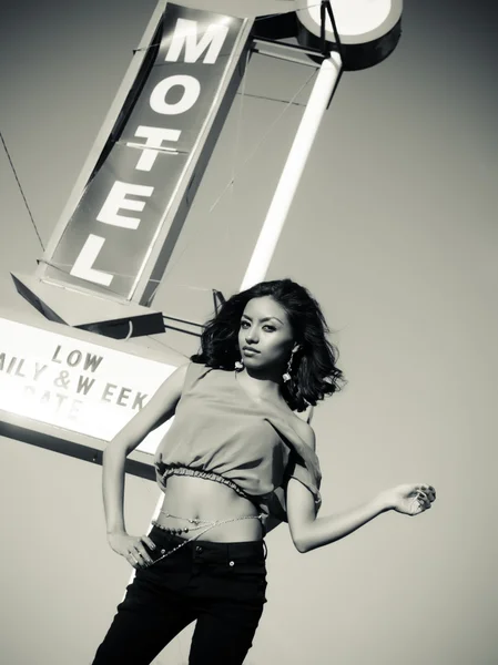 Femme debout à côté de l'enseigne du motel Route 66 — Photo