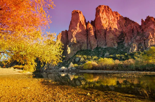 Outono folhagem colorida sobre lago — Fotografia de Stock