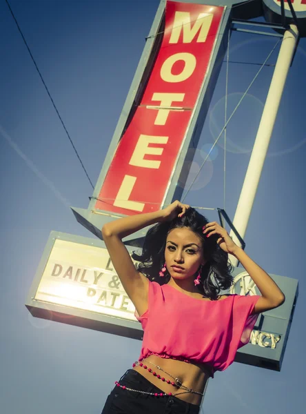 Beautiful young woman posing beside classic American road sign for Motel on Route 66 — Stock Photo, Image