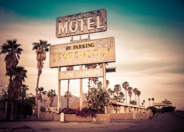 yol kenarındaki motel retro tarzı motel işareti