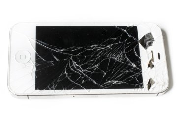 Kırık ekranlı akıllı telefon beyaz arkaplanda izole edildi