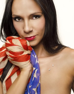 Amerikan bayrağı tutan güzel seksi kadın