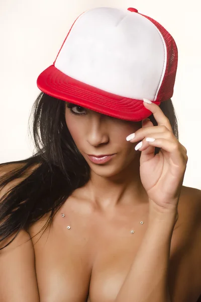 Mujer sexy usando gorra de béisbol — Foto de Stock