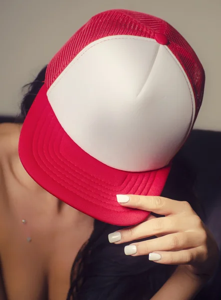 Femme sexy portant une casquette de baseball — Photo