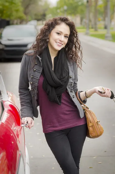 Feliz sorrindo mulher de pé ao lado do carro — Fotografia de Stock