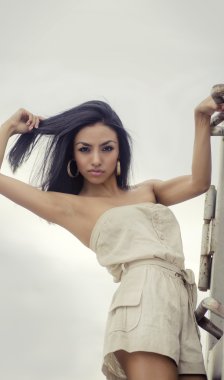 romper elbiseli güzel genç kadın