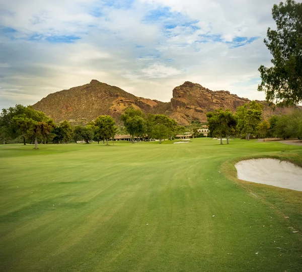 Campo da golf fairway con Camelback Mountain Arizona — Foto Stock