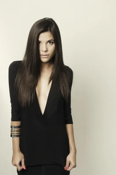 Krásná modelka v černých šatech — Stock fotografie