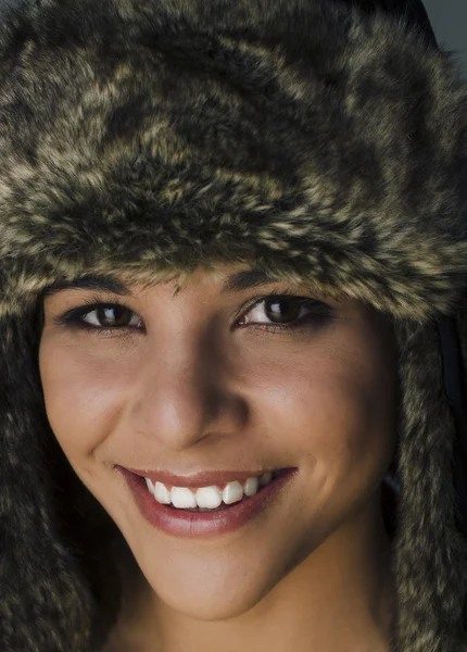 Jovem feliz bonita usando chapéu de inverno — Fotografia de Stock