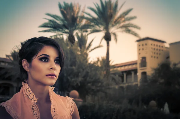 Hermosa mujer con maquillaje dramático usando vestido —  Fotos de Stock