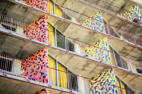 Balcons dans un immeuble d'appartements — Photo