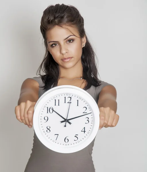 Mujer joven sosteniendo reloj —  Fotos de Stock