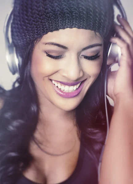 Vacker ung kvinna njuter musik — Stockfoto
