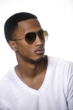 Güneş gözlüğü takan genç adam.