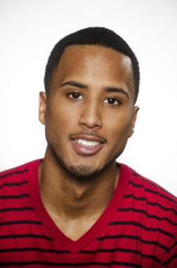 Yakışıklı, gülümseyen genç adam.