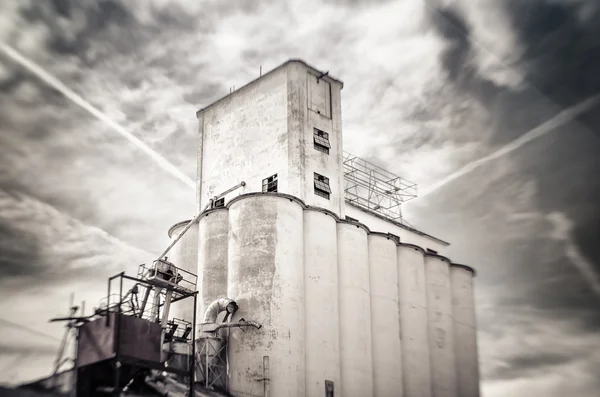 Tilt shift photo of old obsoleto farinha grão silo, Mesa, Arizona — Fotografia de Stock