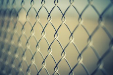 Chainlink zincir bağlantı metal çit işareti ile