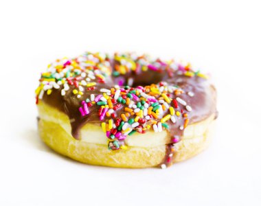 çikolata serpin halka üzerinde beyaz izole