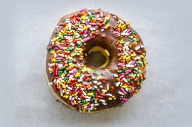 çikolata serpin halka üzerinde beyaz izole