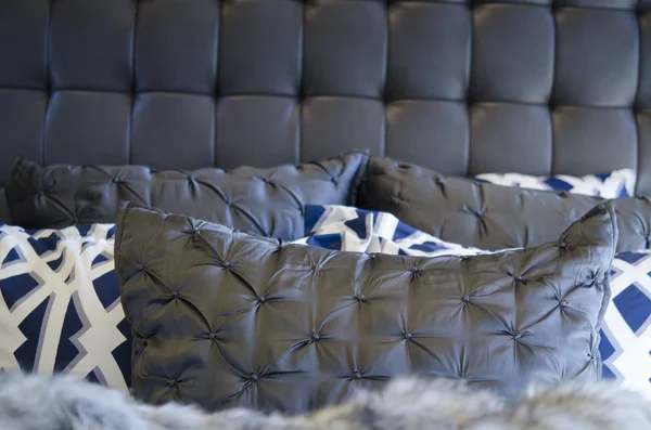 Ropa de cama moderna en el dormitorio — Foto de Stock