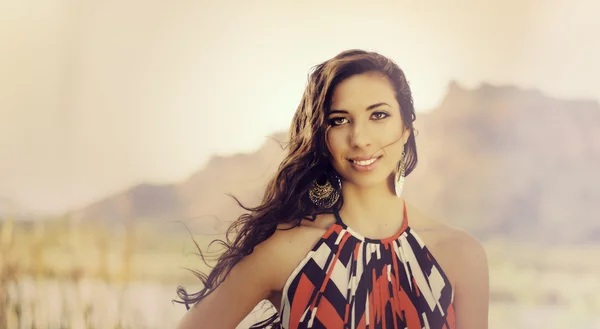 Mujer joven bastante sonriente girando cabeza — Foto de Stock