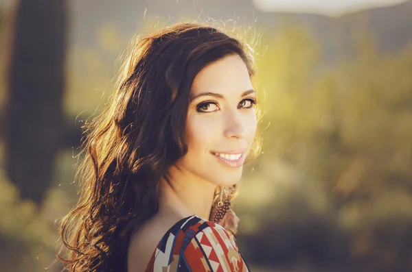 Mujer joven bastante sonriente girando cabeza — Foto de Stock