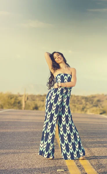 Chica usando un vestido de verano — Foto de Stock