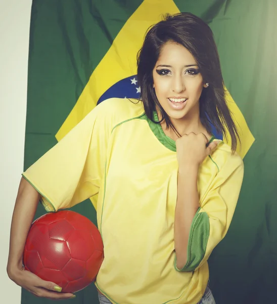 Mujer sosteniendo el fútbol — Foto de Stock