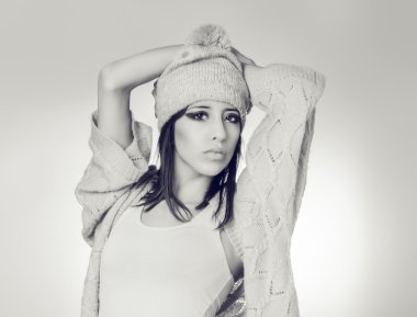 yün örgü şapkalı kadın