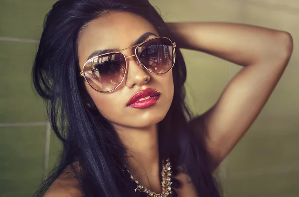 Beautiful young woman wearing sunglasses — Stock Photo, Image