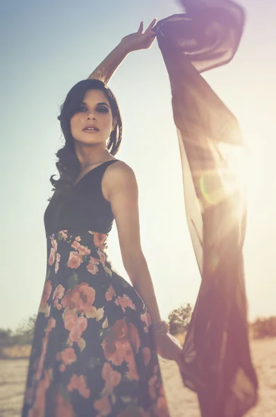Traum wie schöne Frau im Kleid mit Sonnenstrahl — Stockfoto