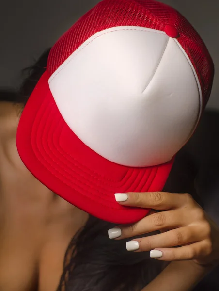 野球帽を着ているセクシーな美しい女性 — ストック写真
