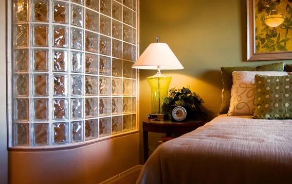 Dormitorio moderno y elegante — Foto de Stock