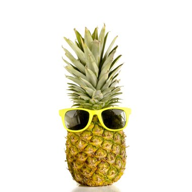 güneş gözlüğü takmış ananas